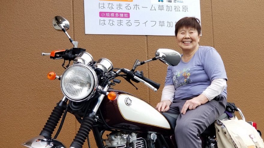 スタッフのバイクに乗って記念撮影